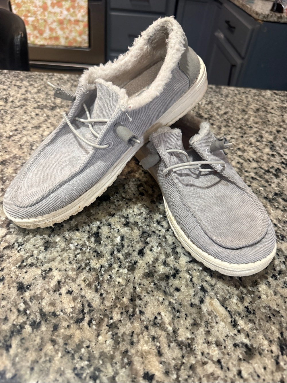 Hey Dude 9 Womens Casual Slip-On Shoes in Light Gray with Fleece Lining